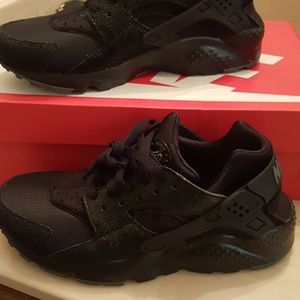 NIKE HUARACHE